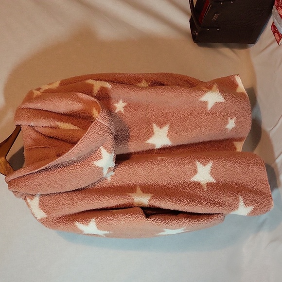 Hem & Thread Pink Star fleece hooded wrap, One size fits all ✨️Cozy✨️ - Picture 3 of 3